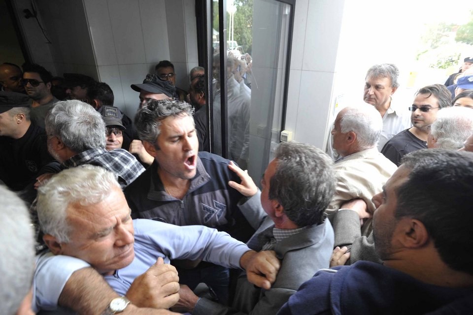 O Ακερμαν ανέλαβε την Τράπεζα Κύπρου -Επεισόδια πριν από τη ΓΣ [εικόνες] | iefimerida.gr 3