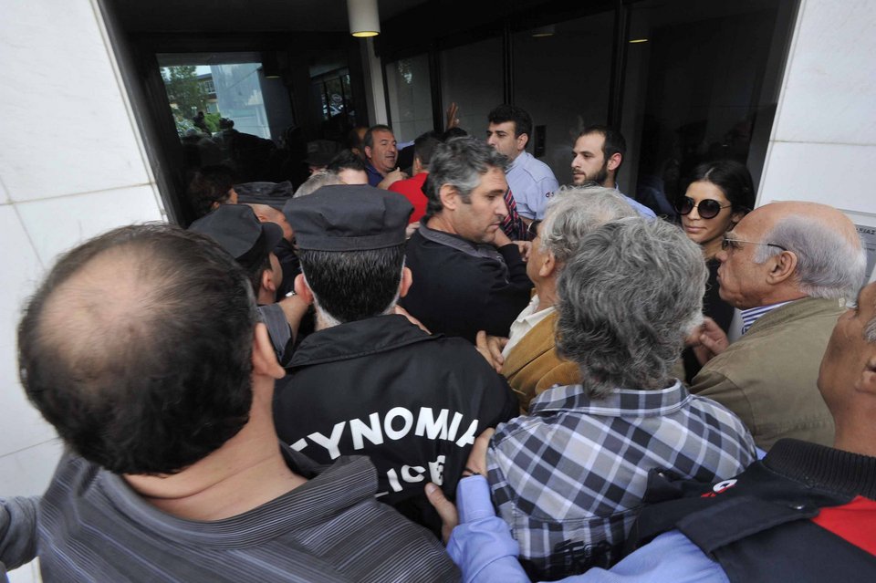 O Ακερμαν ανέλαβε την Τράπεζα Κύπρου -Επεισόδια πριν από τη ΓΣ [εικόνες] | iefimerida.gr 4