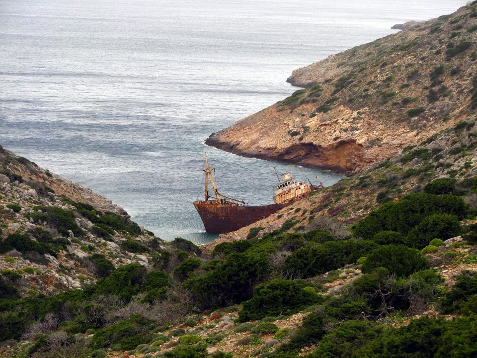 Ναυάγιο «Ολυμπία» στην Αμοργό -Το σκουριασμένο σκαρί που έχει μετατρέψει έναν κόλπο του νησιού στην πιο μελαγχολική αλλά και πιο όμορφη γωνιά του [εικόνες & βίντεο] | iefimerida.gr 5