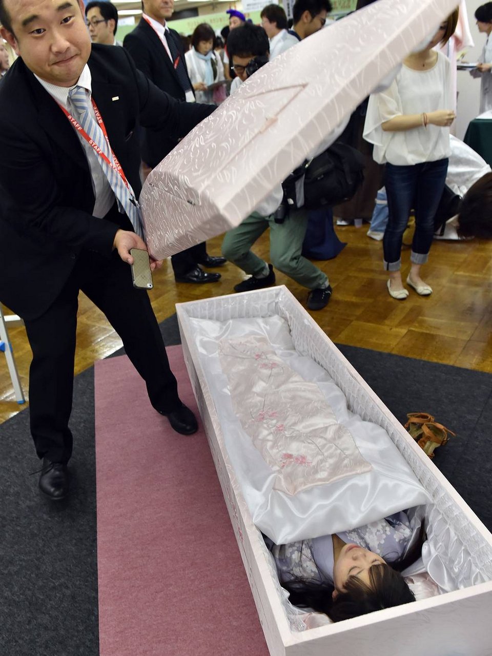 Ιαπωνία: Νέοι άνθρωποι δοκιμάζουν φέρετρα και τελετουργικά για να προβάρουν τον θάνατό τους [εικόνες] | iefimerida.gr 3