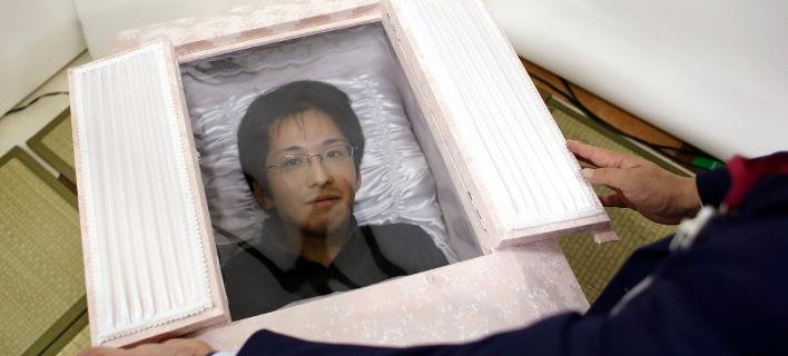 Ιαπωνία: Νέοι άνθρωποι δοκιμάζουν φέρετρα και τελετουργικά για να προβάρουν τον θάνατό τους [εικόνες] | iefimerida.gr 1