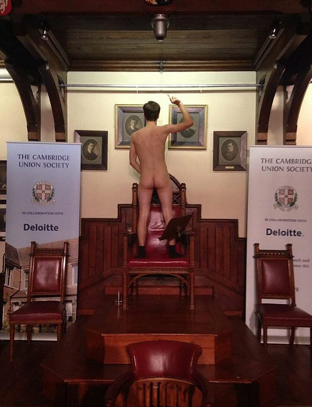 Φοιτητές του Κέμπριτζ γδύνονται όπως η Κιμ Καρντάσιαν [εικόνες] | iefimerida.gr 4