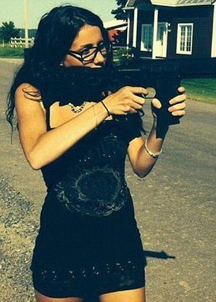 Εγκληματίες με αγγελικά πρόσωπα: Οι τρεις πιο σέξι κατάδικοι όλων των εποχών -Ηθελαν όλοι να τους... παντρευτούν [εικόνες] | iefimerida.gr 1