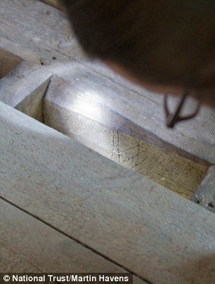 Βρήκαν έπειτα από 4 αιώνες τι κρυβόταν στο δωμάτιο του Βασιλιά Ιάκωβου Α' -Ξόρκια για τον διάβολο [εικόνες] | iefimerida.gr 1