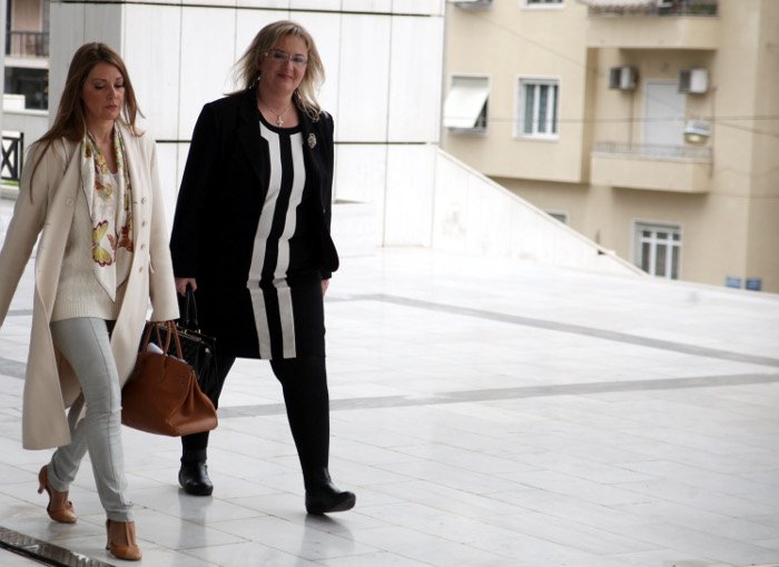 Η ξανθιά δικηγόρος στο πλάι της Ξουλίδου είναι η σύζυγος Καμμένου [εικόνες] | iefimerida.gr 1