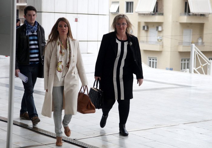 Η ξανθιά δικηγόρος στο πλάι της Ξουλίδου είναι η σύζυγος Καμμένου [εικόνες] | iefimerida.gr 2