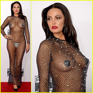 Η «Μαντόνα της Αλβανίας» σόκαρε τους Αμερικάνους- Εμφανίστηκε «γυμνή» [εικόνες &amp; βίντεο] | iefimerida.gr 1