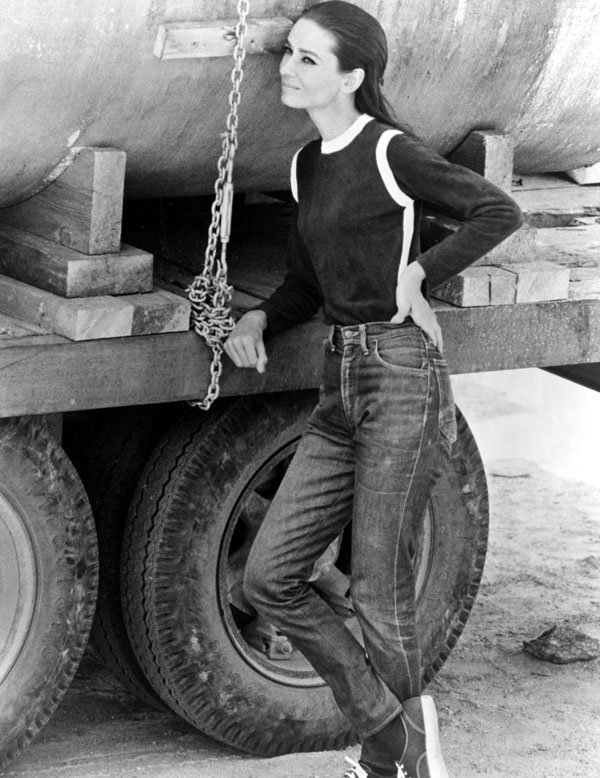 Ετσι φοριέται σωστά το τζιν: 22 θεές δίνουν μαθήματα -Από την Μέριλιν και την Οντρεϊ ως την Ριάνα και την Μπιγιονσέ [εικόνες] | iefimerida.gr 4