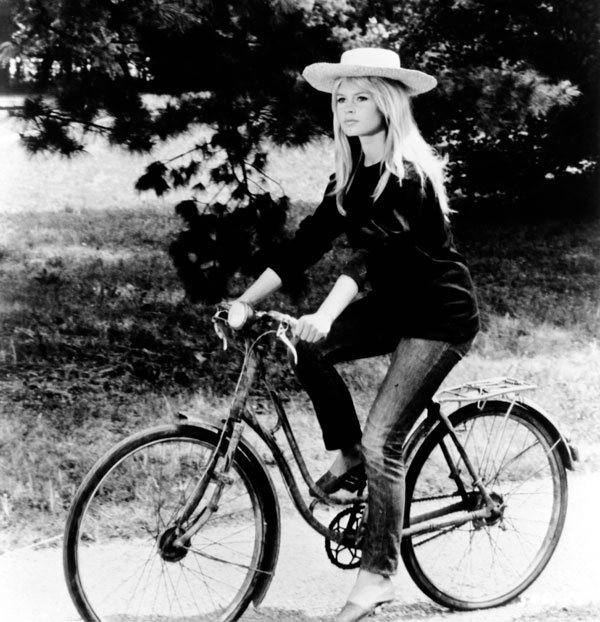 Ετσι φοριέται σωστά το τζιν: 22 θεές δίνουν μαθήματα -Από την Μέριλιν και την Οντρεϊ ως την Ριάνα και την Μπιγιονσέ [εικόνες] | iefimerida.gr 1