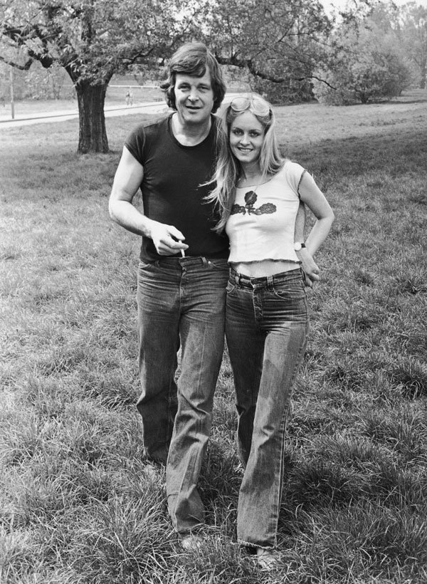 Ετσι φοριέται σωστά το τζιν: 22 θεές δίνουν μαθήματα -Από την Μέριλιν και την Οντρεϊ ως την Ριάνα και την Μπιγιονσέ [εικόνες] | iefimerida.gr 8