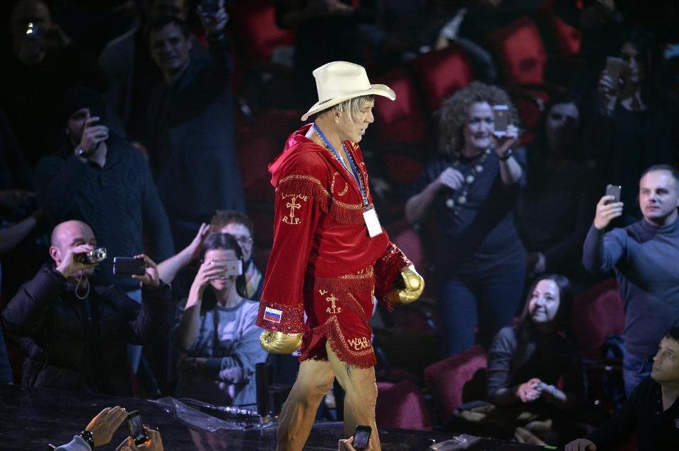 Ο Μίκι Ρουρκ επέστρεψε στο ρινγκ στα 62 του [εικόνες] | iefimerida.gr 0