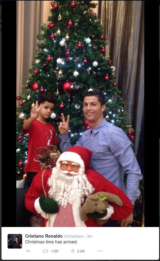 Ο Κριστιάνο Ρονάλντο ποζάρει στο φωτογραφικό φακό με το γιο του [εικόνα] | iefimerida.gr 0