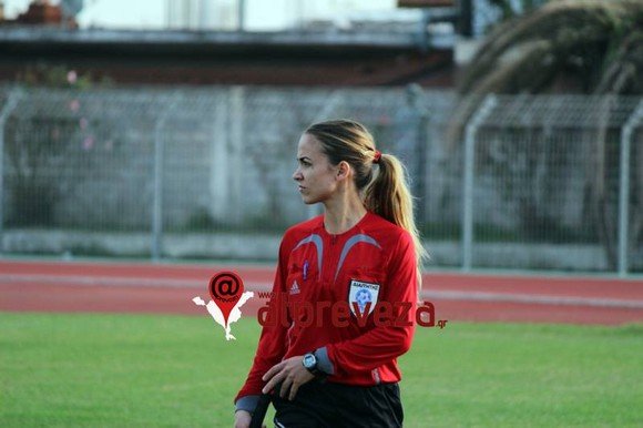 Γυναικεία... κατάληψη σε αγώνα ποδοσφαίρου [εικόνες] | iefimerida.gr 0