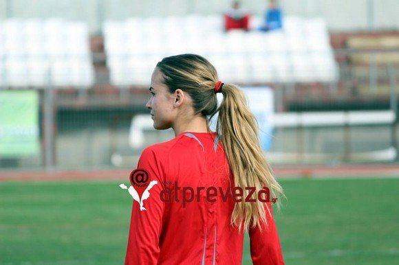 Γυναικεία... κατάληψη σε αγώνα ποδοσφαίρου [εικόνες] | iefimerida.gr 2