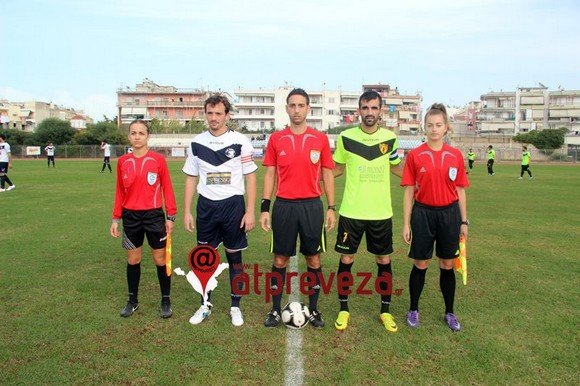 Γυναικεία... κατάληψη σε αγώνα ποδοσφαίρου [εικόνες] | iefimerida.gr 3