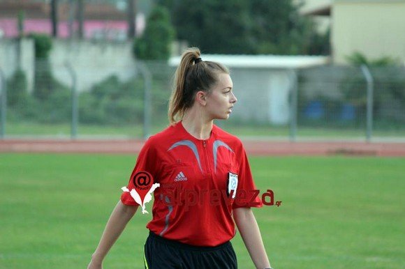 Γυναικεία... κατάληψη σε αγώνα ποδοσφαίρου [εικόνες] | iefimerida.gr 4