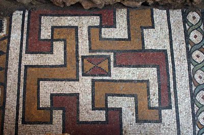 Στο φως τεράστιο εντυπωσιακό ψηφιδωτό στο Διδυμότειχο -Δυο θεοί Ερωτες στο ρωμαϊκό σπα [εικόνες] | iefimerida.gr 2