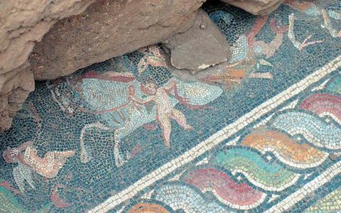 Στο φως τεράστιο εντυπωσιακό ψηφιδωτό στο Διδυμότειχο -Δυο θεοί Ερωτες στο ρωμαϊκό σπα [εικόνες] | iefimerida.gr 6