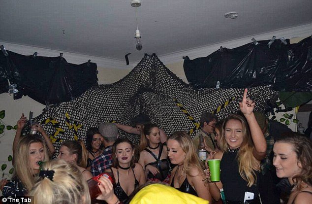 Το σαδομαζοχιστικό πάρτι φοιτητών που σκανδάλισε τη Βρετανία [εικόνες] | iefimerida.gr 3