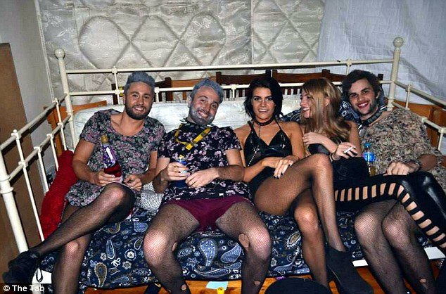 Το σαδομαζοχιστικό πάρτι φοιτητών που σκανδάλισε τη Βρετανία [εικόνες] | iefimerida.gr 4