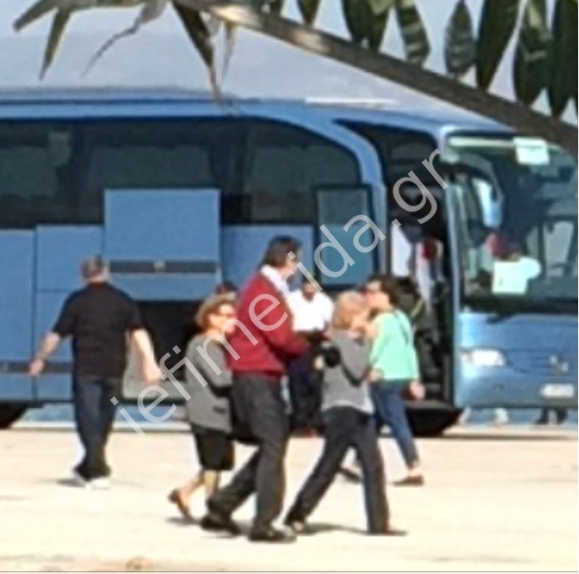 Ο Σαμαράς με πουλοβεράκι στο Ναύπλιο -Τουρίστας δεν τον πιστεύει και του κάνει λογοπαίγνια [εικόνα] | iefimerida.gr 0