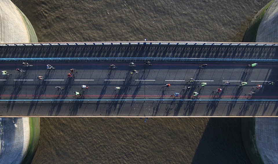 Περίπατος στον... αέρα, πάνω από το Λονδίνο -Η Tower Bridge απέκτησε απίστευτο γυάλινο πάτωμα [εικόνες] | iefimerida.gr 9