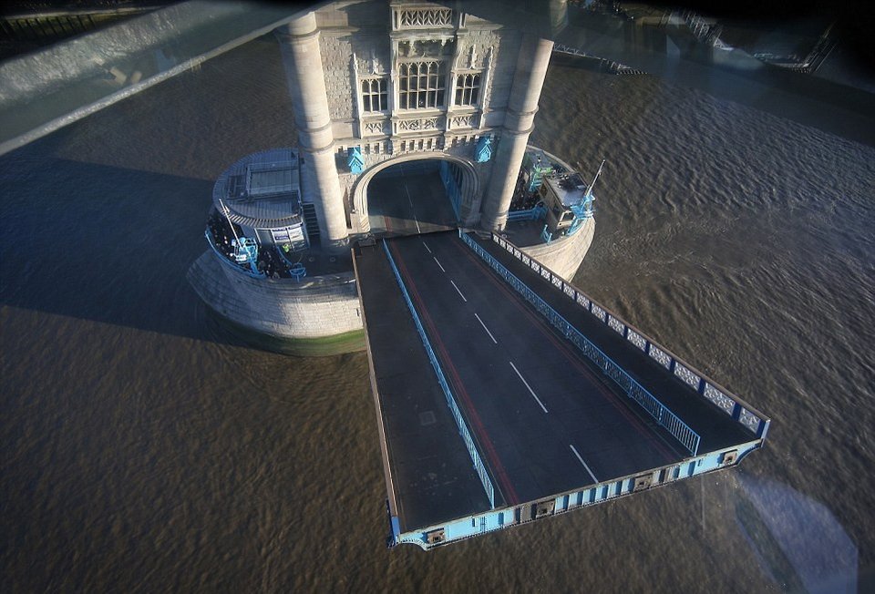 Περίπατος στον... αέρα, πάνω από το Λονδίνο -Η Tower Bridge απέκτησε απίστευτο γυάλινο πάτωμα [εικόνες] | iefimerida.gr 10