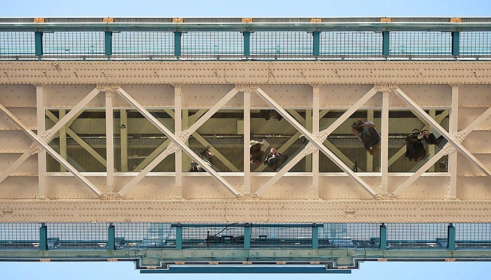 Περίπατος στον... αέρα, πάνω από το Λονδίνο -Η Tower Bridge απέκτησε απίστευτο γυάλινο πάτωμα [εικόνες] | iefimerida.gr 11