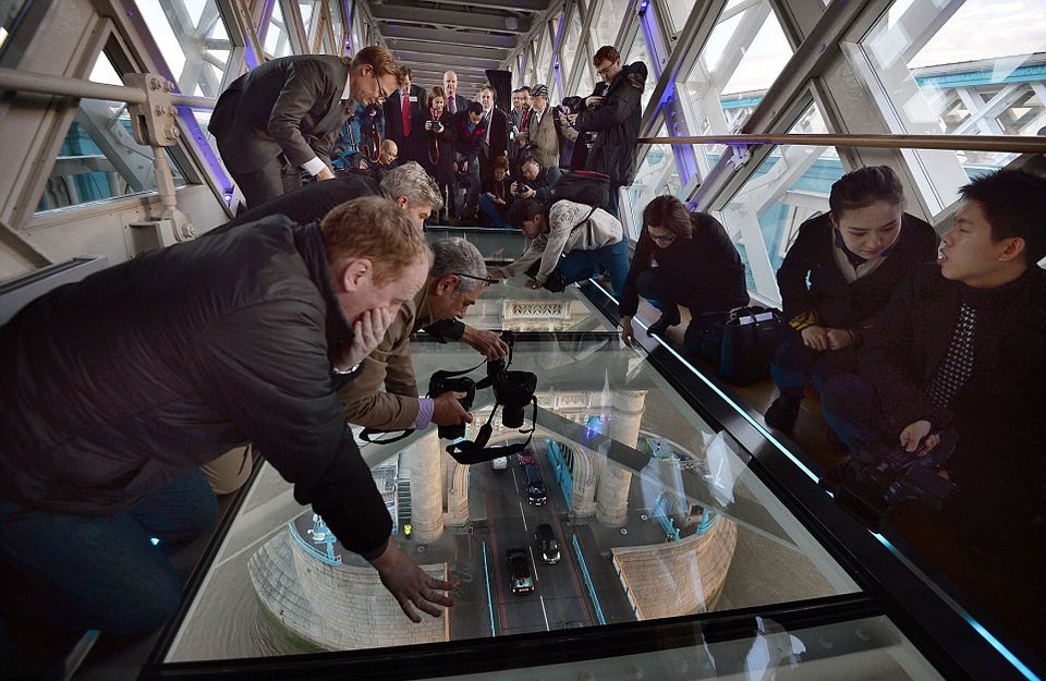 Περίπατος στον... αέρα, πάνω από το Λονδίνο -Η Tower Bridge απέκτησε απίστευτο γυάλινο πάτωμα [εικόνες] | iefimerida.gr 12