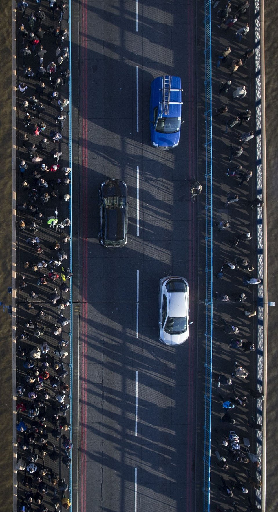 Περίπατος στον... αέρα, πάνω από το Λονδίνο -Η Tower Bridge απέκτησε απίστευτο γυάλινο πάτωμα [εικόνες] | iefimerida.gr 13