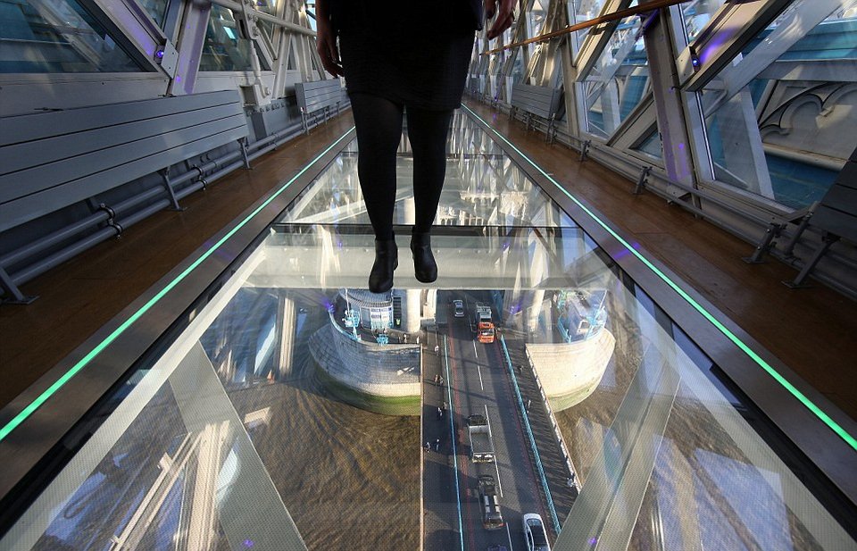 Περίπατος στον... αέρα, πάνω από το Λονδίνο -Η Tower Bridge απέκτησε απίστευτο γυάλινο πάτωμα [εικόνες] | iefimerida.gr 1