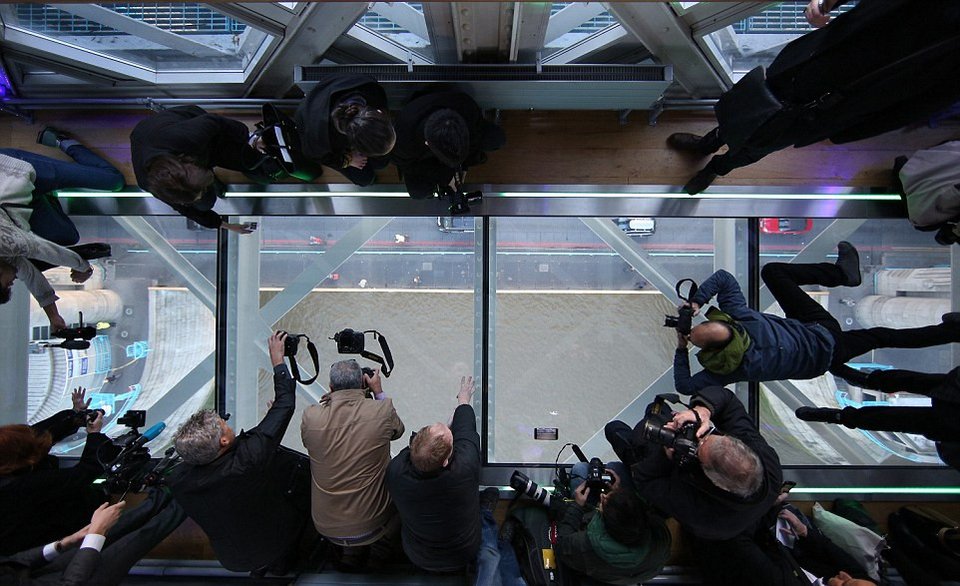 Περίπατος στον... αέρα, πάνω από το Λονδίνο -Η Tower Bridge απέκτησε απίστευτο γυάλινο πάτωμα [εικόνες] | iefimerida.gr 2