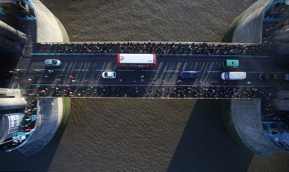 Περίπατος στον... αέρα, πάνω από το Λονδίνο -Η Tower Bridge απέκτησε απίστευτο γυάλινο πάτωμα [εικόνες] | iefimerida.gr 4