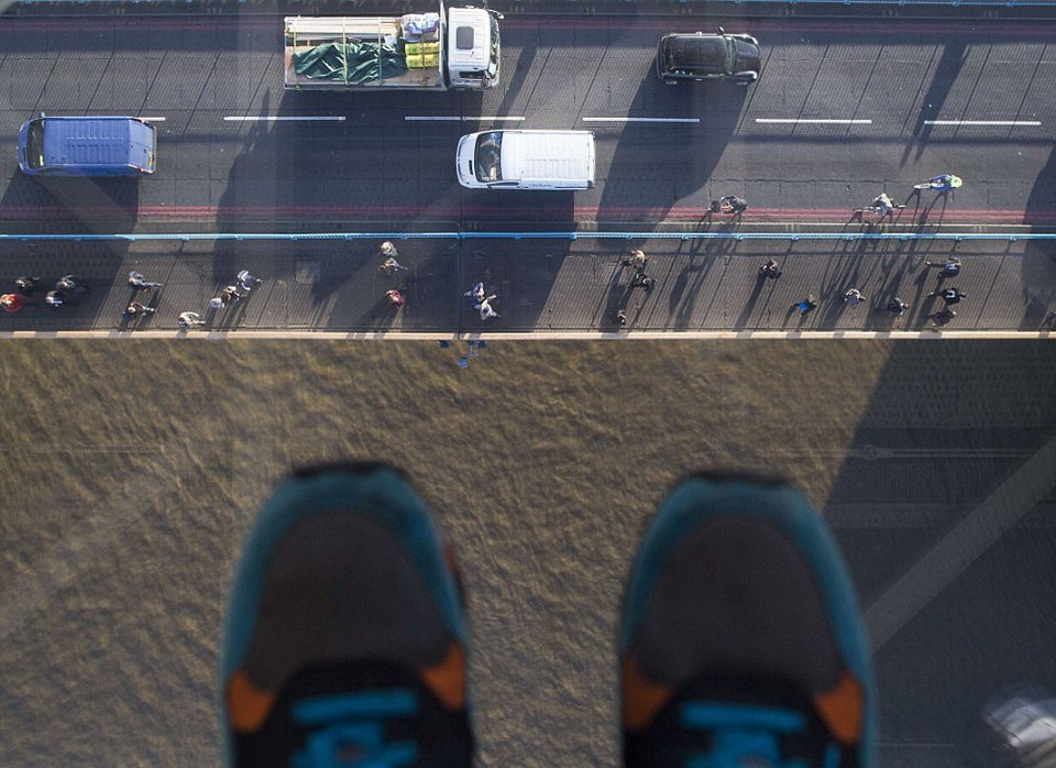 Περίπατος στον... αέρα, πάνω από το Λονδίνο -Η Tower Bridge απέκτησε απίστευτο γυάλινο πάτωμα [εικόνες] | iefimerida.gr 5