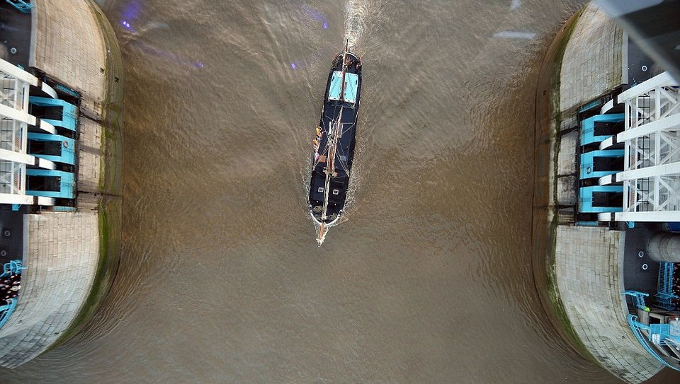 Περίπατος στον... αέρα, πάνω από το Λονδίνο -Η Tower Bridge απέκτησε απίστευτο γυάλινο πάτωμα [εικόνες] | iefimerida.gr 6