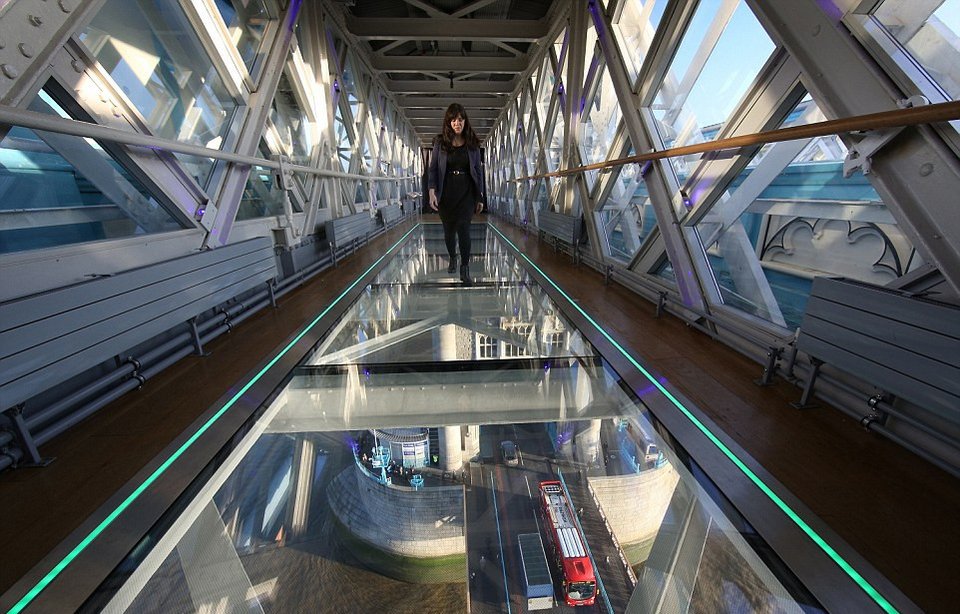 Περίπατος στον... αέρα, πάνω από το Λονδίνο -Η Tower Bridge απέκτησε απίστευτο γυάλινο πάτωμα [εικόνες] | iefimerida.gr 7