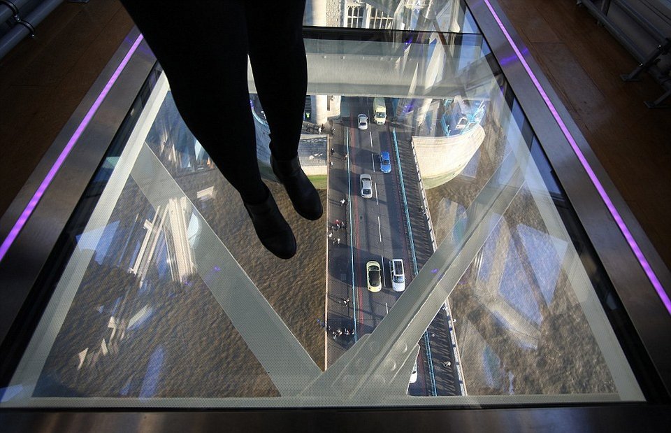 Περίπατος στον... αέρα, πάνω από το Λονδίνο -Η Tower Bridge απέκτησε απίστευτο γυάλινο πάτωμα [εικόνες] | iefimerida.gr 8