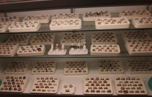 Πού καταλήγουν οι χαμένες βαλίτσες στα αεροδρόμια -Το μαγαζί που αναλαμβάνει να πουλήσει το περιεχόμενό τους [εικόνες] | iefimerida.gr 6