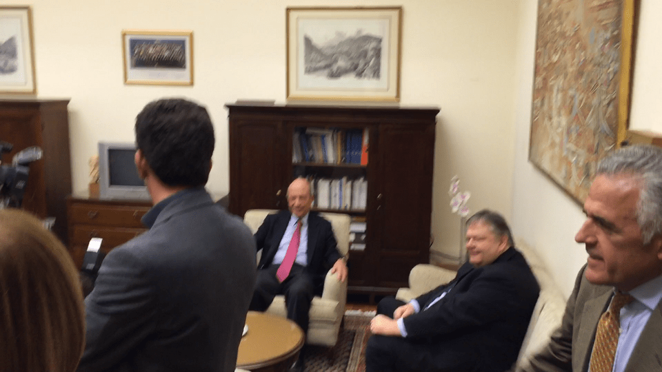 Ραντεβού Βενιζέλου-Σημίτη με σφιγμένα χαμόγελα, μπισκότα και καραμέλες [εικόνες & βίντεο] | iefimerida.gr 1