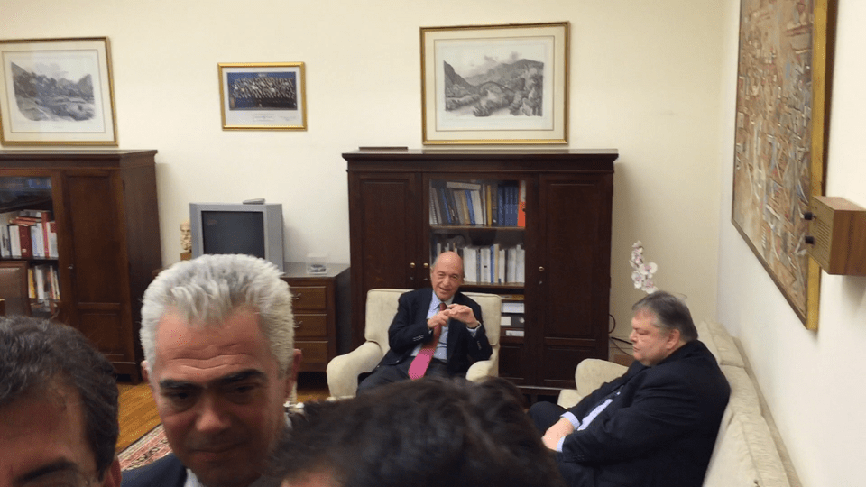 Ραντεβού Βενιζέλου-Σημίτη με σφιγμένα χαμόγελα, μπισκότα και καραμέλες [εικόνες & βίντεο] | iefimerida.gr 2