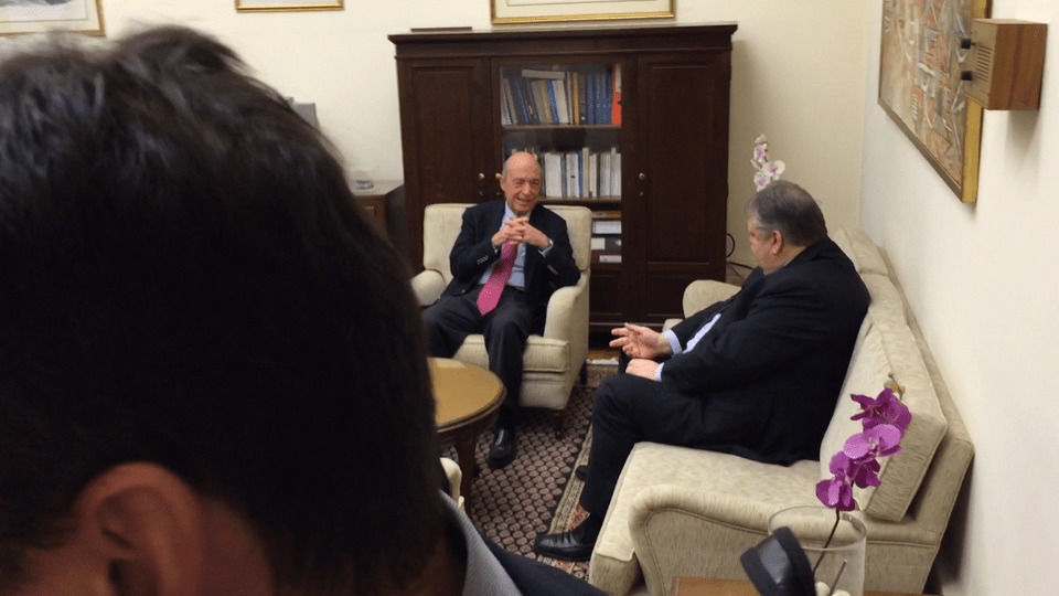 Ραντεβού Βενιζέλου-Σημίτη με σφιγμένα χαμόγελα, μπισκότα και καραμέλες [εικόνες & βίντεο] | iefimerida.gr 3