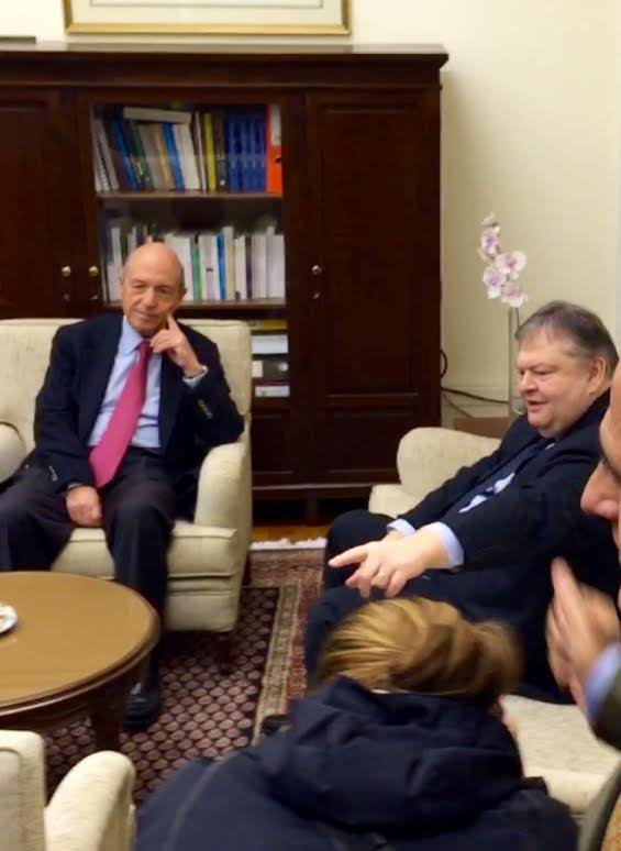 Ραντεβού Βενιζέλου-Σημίτη με σφιγμένα χαμόγελα, μπισκότα και καραμέλες [εικόνες & βίντεο] | iefimerida.gr 0