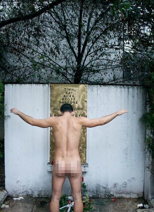 Φωτογραφήθηκε γυμνός μέσα στο ΑΠΘ για την επέτειο του Πολυτεχνείου [εικόνες] | iefimerida.gr 1