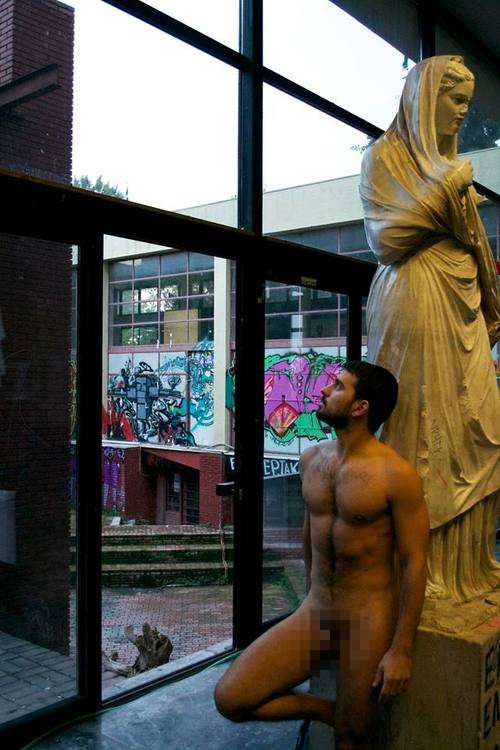 Φωτογραφήθηκε γυμνός μέσα στο ΑΠΘ για την επέτειο του Πολυτεχνείου [εικόνες] | iefimerida.gr 2