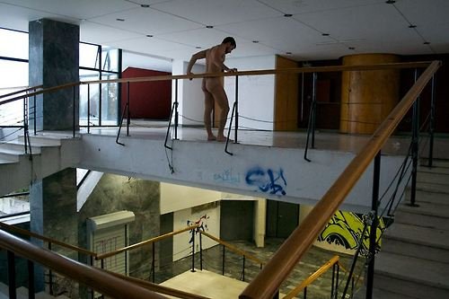 Φωτογραφήθηκε γυμνός μέσα στο ΑΠΘ για την επέτειο του Πολυτεχνείου [εικόνες] | iefimerida.gr 5