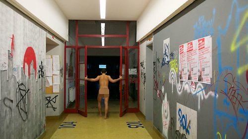 Φωτογραφήθηκε γυμνός μέσα στο ΑΠΘ για την επέτειο του Πολυτεχνείου [εικόνες] | iefimerida.gr 0