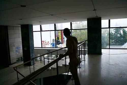 Φωτογραφήθηκε γυμνός μέσα στο ΑΠΘ για την επέτειο του Πολυτεχνείου [εικόνες] | iefimerida.gr 4