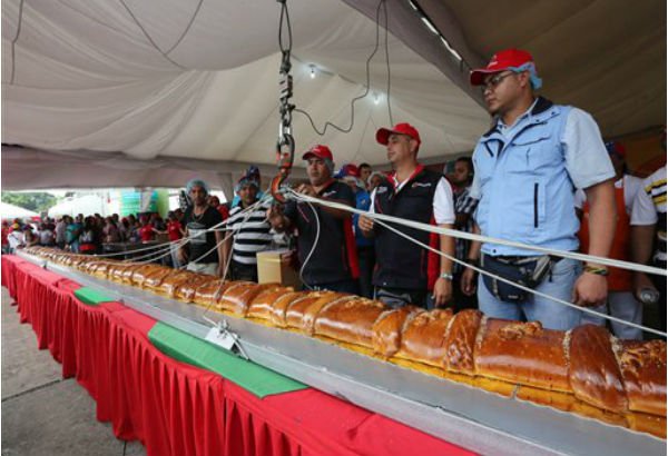 Το μεγαλύτερο Χριστουγεννιάτικο έδεσμα του κόσμου: Ενα εκλεκτό τσουρέκι 20 μέτρων [εικόνες & βίντεο] | iefimerida.gr 1