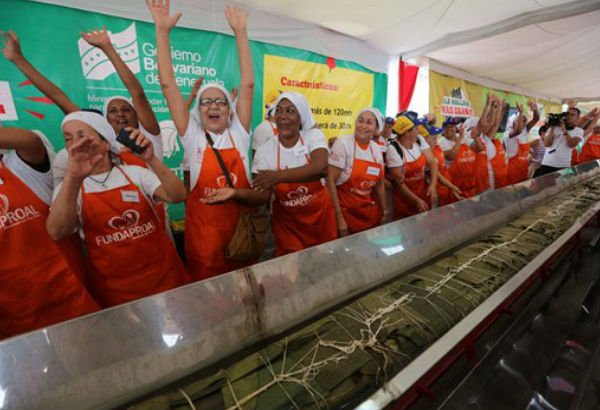 Το μεγαλύτερο Χριστουγεννιάτικο έδεσμα του κόσμου: Ενα εκλεκτό τσουρέκι 20 μέτρων [εικόνες & βίντεο] | iefimerida.gr 2