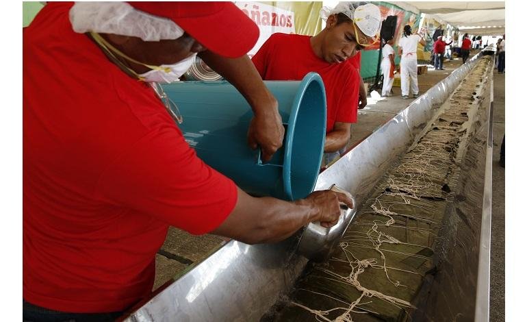 Το μεγαλύτερο Χριστουγεννιάτικο έδεσμα του κόσμου: Ενα εκλεκτό τσουρέκι 20 μέτρων [εικόνες & βίντεο] | iefimerida.gr 3